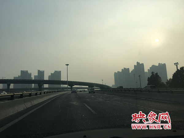 限行首日，三環(huán)橋上橋下，車輛不多，交通狀況良好。