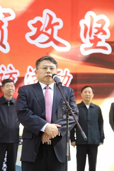 省委宣傳部副部長、省新聞出版廣電局局長朱夏炎宣布《打贏脫貧攻堅(jiān)戰(zhàn)》大型采訪活動(dòng)正式啟動(dòng)。