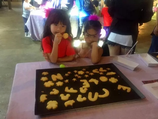 烤制好的餅干，發(fā)揮想象力，畫上美麗的圖案