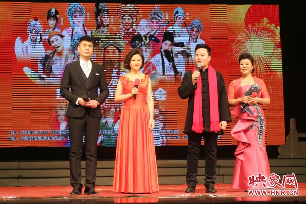 戲迷春晚主持人月陽(yáng)（右二）、李亞楠（右一）、王巖（左二）、王曉凡（左一）