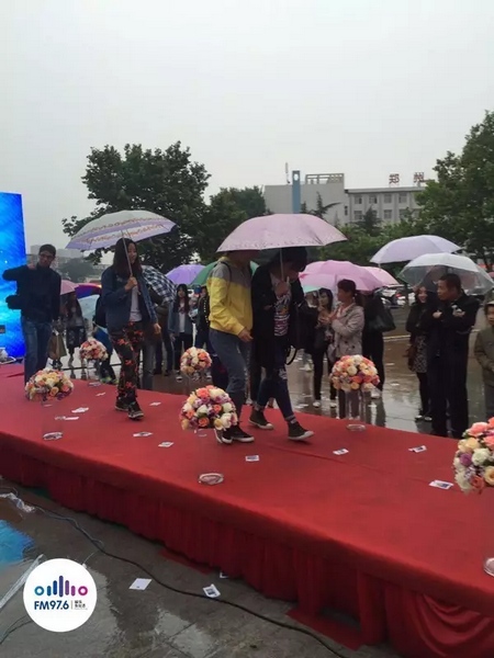 　　好友從屏幕后面走出來，他們特意從陜西、平頂山趕來為兩人送出祝福。