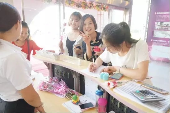 到場嘉賓均獲得巧克力一盒，女士另外還獲得獲得玫瑰花一支。
