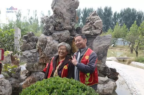 爺爺奶奶叔叔阿姨被盛運莊園的景致吸引，紛紛拍照留影