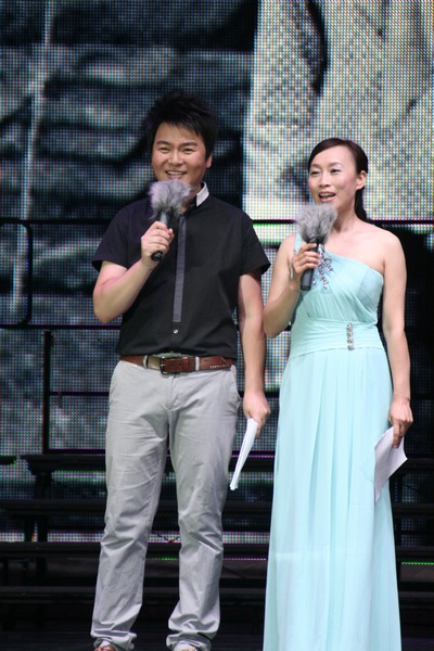 “激情盛夏·大韻中原”公益演出活動(dòng)——“豫韻唐風(fēng)”唐派專(zhuān)場(chǎng)主持人月陽(yáng)（左）張彤（右）