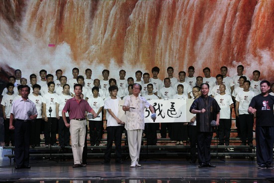 著名表演藝術(shù)家、唐派傳人賈廷聚（中），率眾弟子演唱唐派經(jīng)典名段《還我河山》