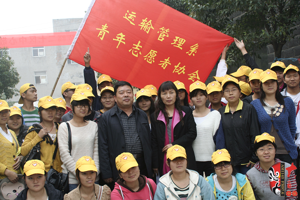 現(xiàn)場(chǎng)擠滿了來(lái)自各個(gè)大學(xué)的志愿者