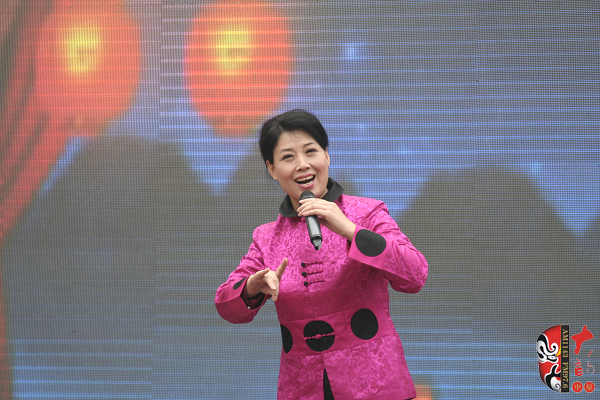 著名曲劇表演藝術(shù)家、中國(guó)戲劇梅花獎(jiǎng)獲得者方素珍演唱曲劇《風(fēng)雪配》選段“今日是我出閨的前一天晚上”