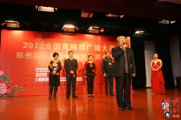 選手五人一組上臺表演，臺上為第一組選手