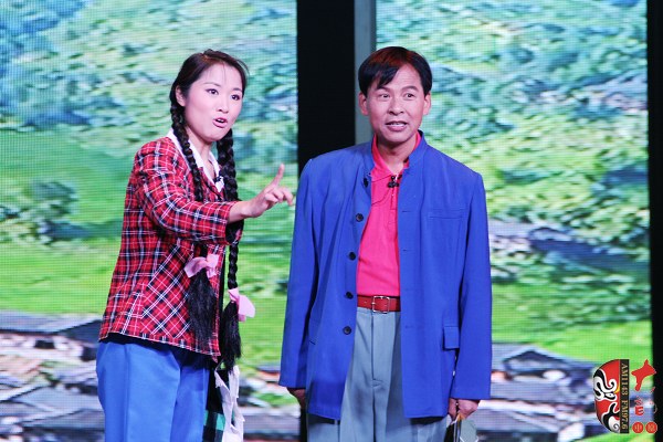 第二場(chǎng)，河南省豫劇三團(tuán)優(yōu)秀演員劉海功（右）飾栓保，安陽(yáng)市票友景永芳（左）飾銀環(huán)