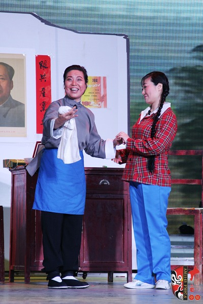第三場(chǎng)，河南電臺(tái)戲曲廣播總監(jiān)木子（左）飾栓保娘，《梨園星秀場(chǎng)》《有你就有戲》主持人媛媛（右）飾銀環(huán)