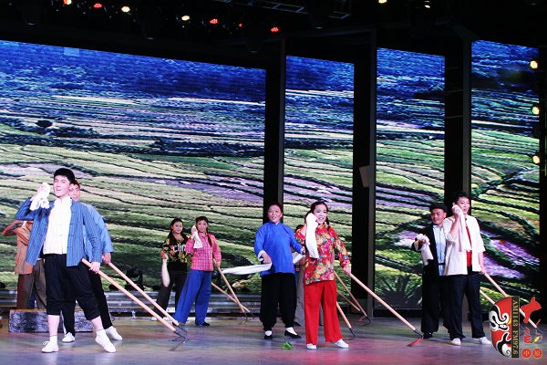 群眾勞動(dòng)場(chǎng)面，劇中演員包含票友、專業(yè)演員、戲迷