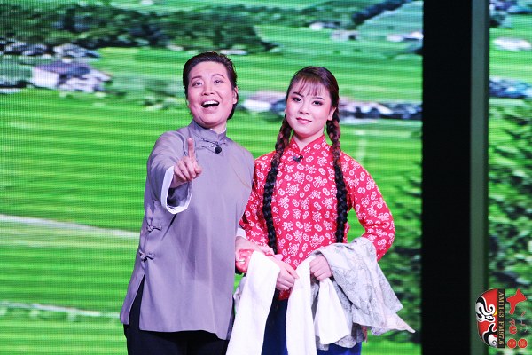 第九場(chǎng)，河南電臺(tái)戲曲廣播總監(jiān)木子（左）飾栓保娘，素雅青年豫劇團(tuán)劉帥毅（右）飾銀環(huán)
