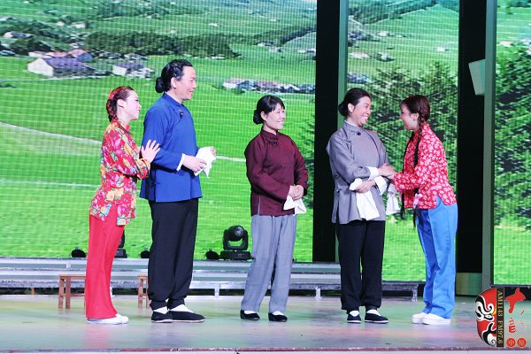 著名戲曲節(jié)目主持人、河南電臺(tái)戲曲廣播當(dāng)家小生月陽(yáng)（左二）反串飾演二大娘