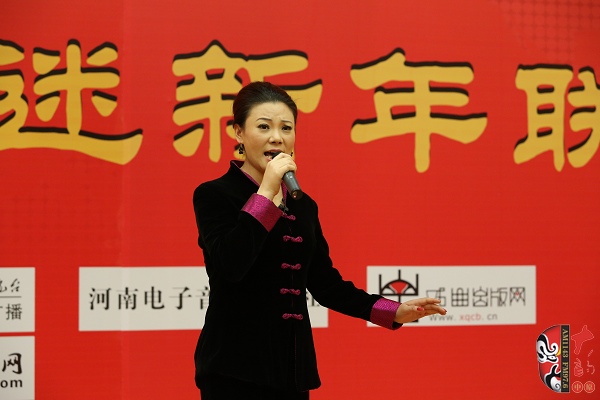 戲曲廣播主持人王唯、曉琴、丁蘭、李鋮及鄭州市曲劇團(tuán)優(yōu)秀演員張娜共同表演的小品《賣鞋》