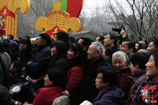 人民公園現(xiàn)場人頭攢動，其他媒體記者不得不舉起相機拍照