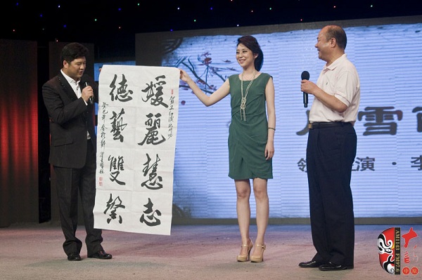 美國商會(huì)河南分會(huì)會(huì)長、豫劇名票翟金城先生親自揮毫增字祝賀并當(dāng)場即興演出 美國商會(huì)河南分會(huì)會(huì)長、豫劇名票翟金城先生親自揮毫增字祝賀并當(dāng)場即興演出