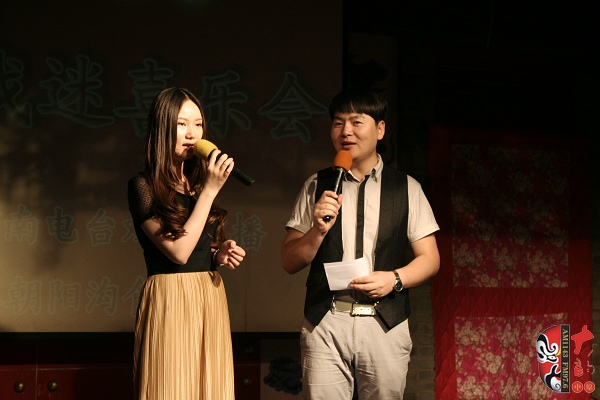 主持人：河南電臺戲曲廣播《越學越開心》主持人張琳，著名戲曲節(jié)目主持人、戲曲廣播當家小生月陽