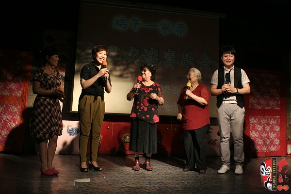 戲曲廣播總監(jiān)木子、豫劇表演藝術家楊華瑞、高潔、戲曲廣播當家小生月陽、票友張華合作表演《朝陽溝》選段
