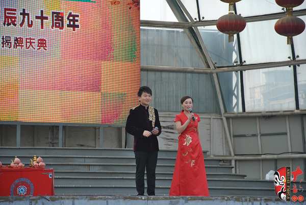 主持人：河南電臺(tái)戲曲廣播副總監(jiān)張彤（右）、著名戲曲節(jié)目主持人、戲曲廣播當(dāng)家小生月陽(yáng)（左）