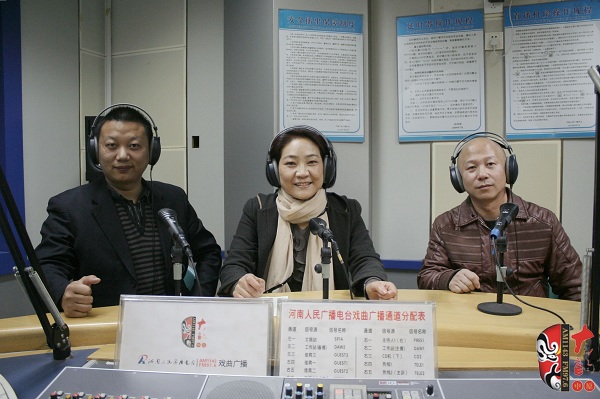 本次傳統(tǒng)古裝大戲《三哭殿》的輔導(dǎo)老師之一、著名越調(diào)演員李娟（中）及本次大戲的主要演員做客直播間