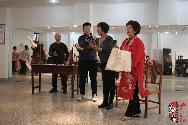 著名戲曲節(jié)目主持人、河南電臺戲曲廣播當(dāng)家小生月陽錄制現(xiàn)場花絮