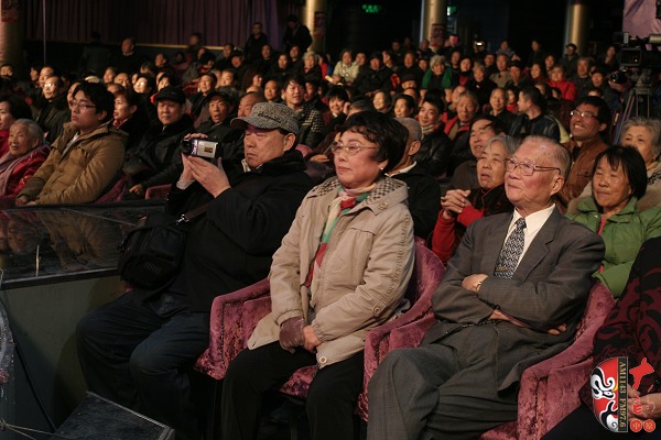 著名豫劇表演藝術(shù)家張?jiān)聵s(中)、臺灣知名學(xué)者趙明普(右)