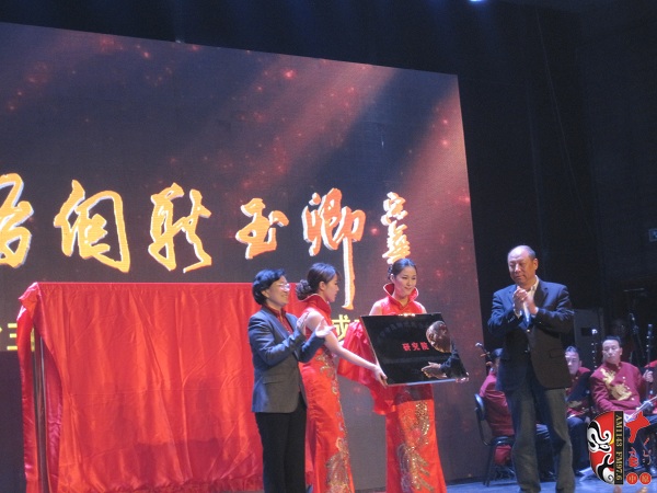 省委組織部副部長(zhǎng)、人力資源和社會(huì)保障廳廳長(zhǎng)楊盛道，省文化廳廳長(zhǎng)楊麗萍為玉卿戲曲音樂藝術(shù)研究院揭牌