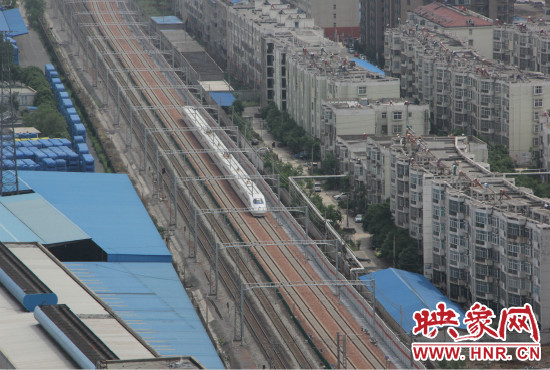 4日上午8點(diǎn)10分，隨著一聲汽笛長(zhǎng)鳴，一列“子彈頭”列車緩緩駛出鄭州車站。