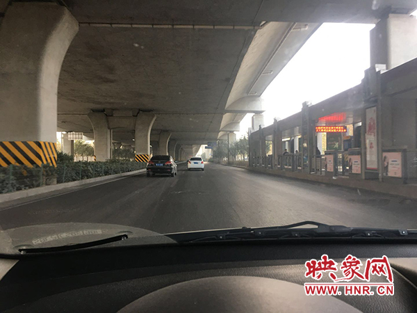限行首日，三環(huán)橋上橋下，車輛不多，交通狀況良好。