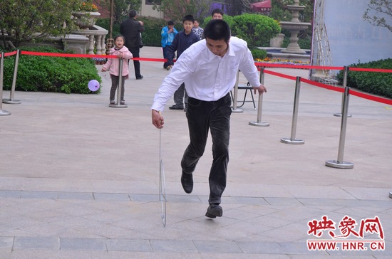 說是比賽，其實(shí)就是活力的釋放，就是開心的海洋，丟沙包、踢毽子、三人四足、滾鐵環(huán)等項(xiàng)目