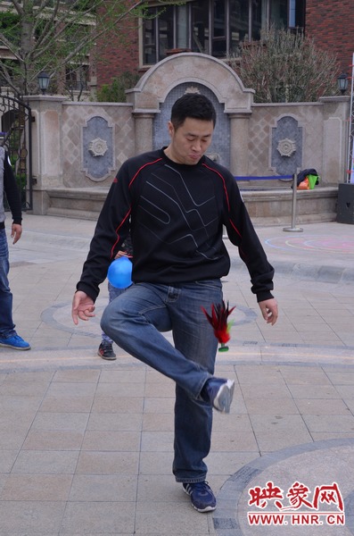說是比賽，其實(shí)就是活力的釋放，就是開心的海洋，丟沙包、踢毽子、三人四足、滾鐵環(huán)等項(xiàng)目