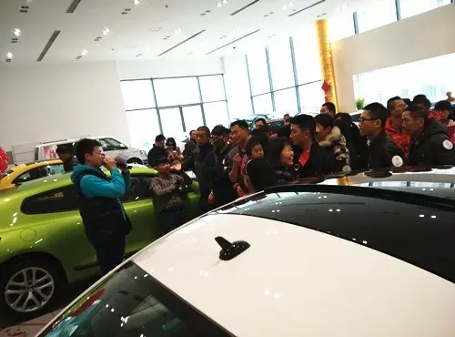 現(xiàn)場(chǎng)活動(dòng)由私家車廣播《999車生活》主播飛揚(yáng)、佳雨主持，新年呵護(hù)，溫暖你一路。
