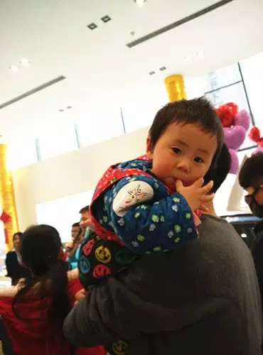 小朋友雖然你骨骼清奇，但是米、油你照樣拎不動(dòng)啊，還是乖乖的油卡拿好吧。