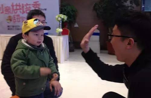 老楊你真心的是童心未泯啊，來(lái)，跟叔叔Give Me Five！