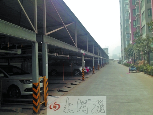 中原區(qū)新禧園小區(qū)，靠著圍墻的空地，建成兩層立體車庫(kù)。
