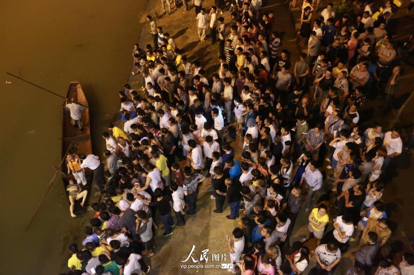 6月4日晚，湖南省婁底市二大橋跳河自殺的女子遺體被打撈上來(lái)。