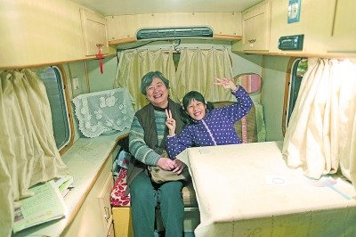  天黑了，外面風雨交加而董怡汶坐在溫暖的房車里。