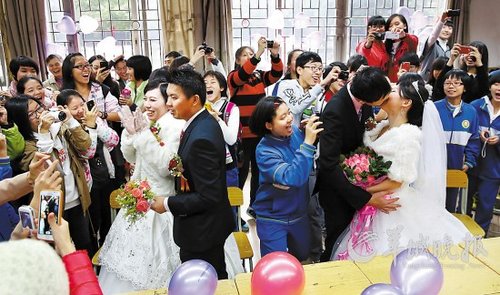 10對(duì)老師新人在校園里舉行集體婚禮，在教室里接新娘、拜堂