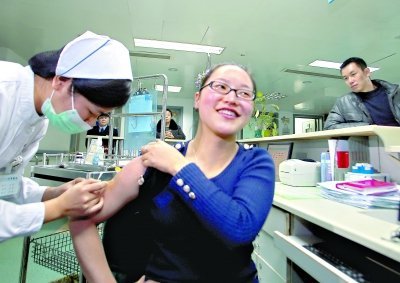 昨日，向雪敏在同濟(jì)醫(yī)院血液科病房打動(dòng)員劑，丈夫陳武右在身后注視著妻子 記者傅克強(qiáng)
