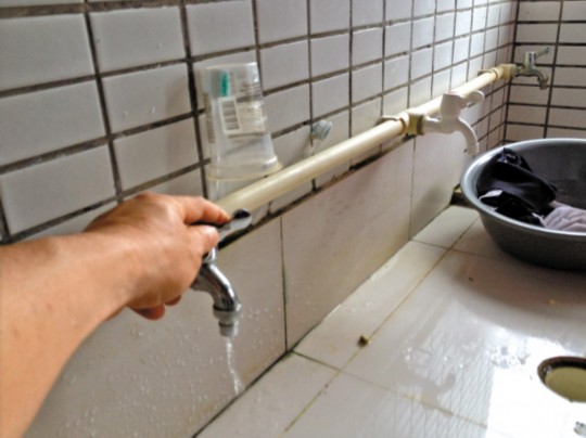 宿舍沒水學生接雨水洗澡？學校稱是學生惡作劇
