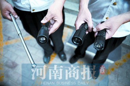鄭州8名小學(xué)生持警棍、電擊槍街頭“火拼”