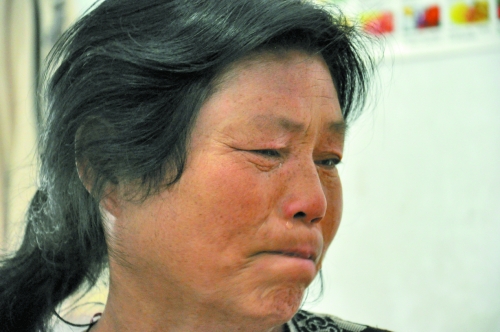 談及女兒的病情，王學(xué)鳳不禁哭了出來