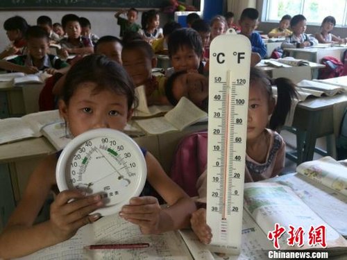 6月3日，下午四點，昆明市東川區(qū)因民鎮(zhèn)中心學校一年級教室溫度達到44℃