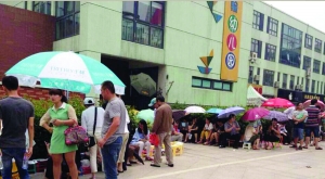 金壇市實驗幼兒園門前，家長在排隊