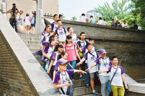 西安小雁塔景區(qū)內(nèi)，學(xué)生們正在古跡前合影留念