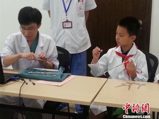 兒童暑期“職業(yè)體驗” 醫(yī)生、警察職業(yè)受熱捧