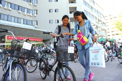 前天，兩名新生在登記后領取了自己的“愛心車”