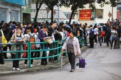 2012年12月1日早晨，香港一處SAT考場(chǎng)，考生在等候進(jìn)場(chǎng)
