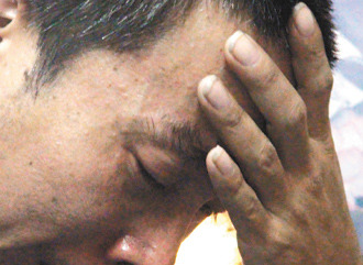 10歲方姓男童遭割喉殺害，父親淚流不止說，小兒子走了，他不知道該如何活下去。 臺灣《聯合報》