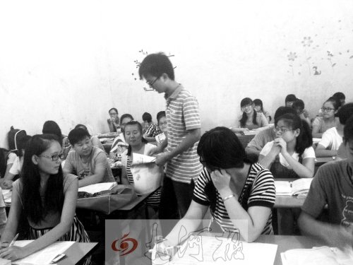 補(bǔ)習(xí)課上，馮昊怡不像老師，更像是學(xué)生們的同學(xué)。
